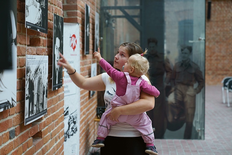 Wystawa zdjęć na dziedzińcu przedstawia kobiety walczące w AK.
