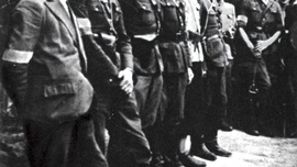 Grupa żołnierzy batalionu partyzanckiego Okręgu Śląskiego AK „Surowiec”. Trzeci od lewej dowódca batalionu por. Gerard Woźnica „Hardy”.  Lipiec 1944 r.