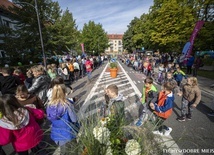 Tychy. Projekt "Szkolna ulica". Jezdnia przy szkole wyłączona z ruchu