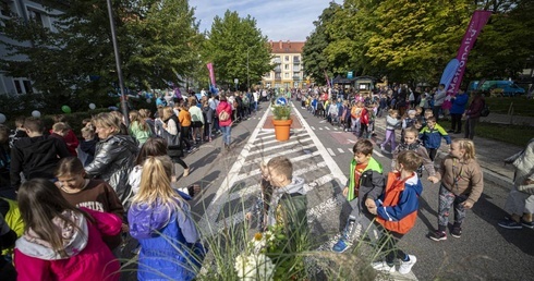 Tychy. Projekt "Szkolna ulica". Jezdnia przy szkole wyłączona z ruchu