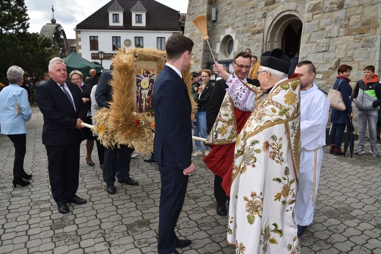 Limanowa - centralna uroczystość: powitanie pielgrzymów