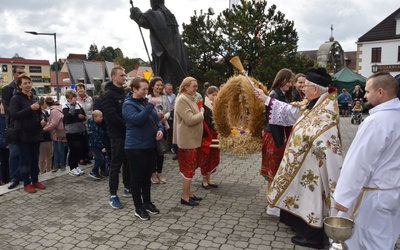 Limanowa - centralna uroczystość: powitanie pielgrzymów