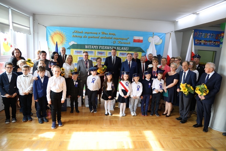 Pamiątkowe zdjęcie z ministrem edukacji i nauki Przemysławem Czarnkiem.