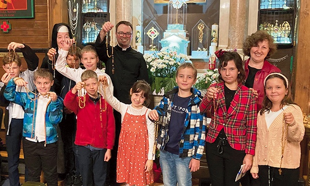 Ponad 200 dzieci i nauczycieli z Zalesia Górnego modli się  za swoją szkołę 