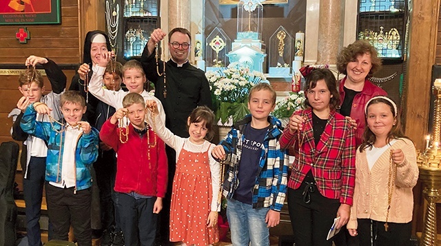 Ponad 200 dzieci i nauczycieli z Zalesia Górnego modli się  za swoją szkołę 