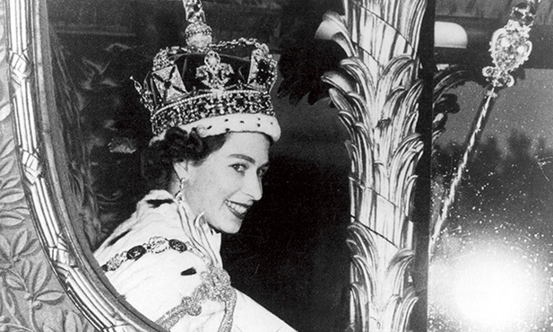 Koronacja Elżbiety II była pierwszą taką uroczystością w historii brytyjskiej monarchii transmitowaną przez telewizję. Na żywo oglądało ją ponad 20 milionów obywateli. Późniejsze nagrania zobaczyło aż 277 milionów ludzi na całym świecie