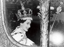 Koronacja Elżbiety II była pierwszą taką uroczystością w historii brytyjskiej monarchii transmitowaną przez telewizję. Na żywo oglądało ją ponad 20 milionów obywateli. Późniejsze nagrania zobaczyło aż 277 milionów ludzi na całym świecie