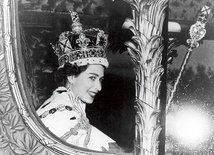 Koronacja Elżbiety II była pierwszą taką uroczystością w historii brytyjskiej monarchii transmitowaną przez telewizję. Na żywo oglądało ją ponad 20 milionów obywateli. Późniejsze nagrania zobaczyło aż 277 milionów ludzi na całym świecie