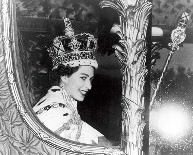Koronacja Elżbiety II była pierwszą taką uroczystością w historii brytyjskiej monarchii transmitowaną przez telewizję. Na żywo oglądało ją ponad 20 milionów obywateli. Późniejsze nagrania zobaczyło aż 277 milionów ludzi na całym świecie