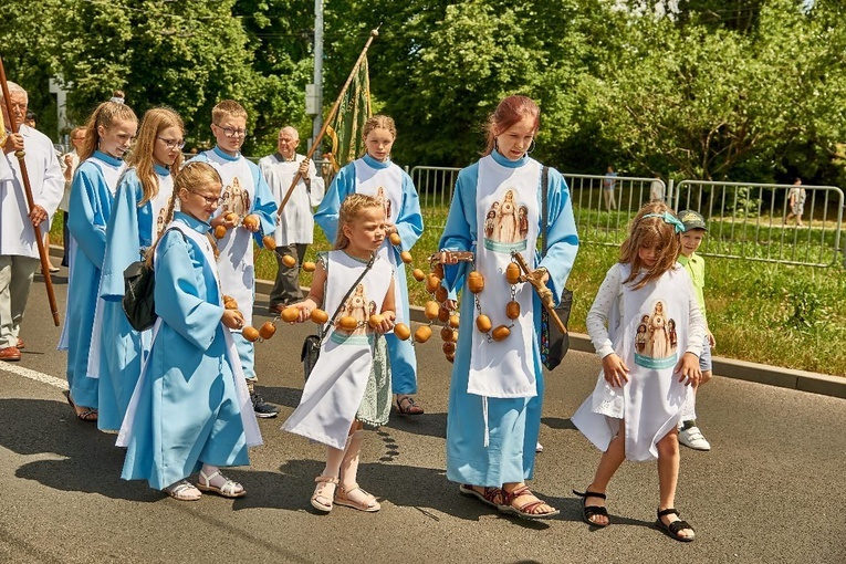 Dziecięca wspólnota towarzyszy wszystkim ważnym wydarzeniom parafialnym. 