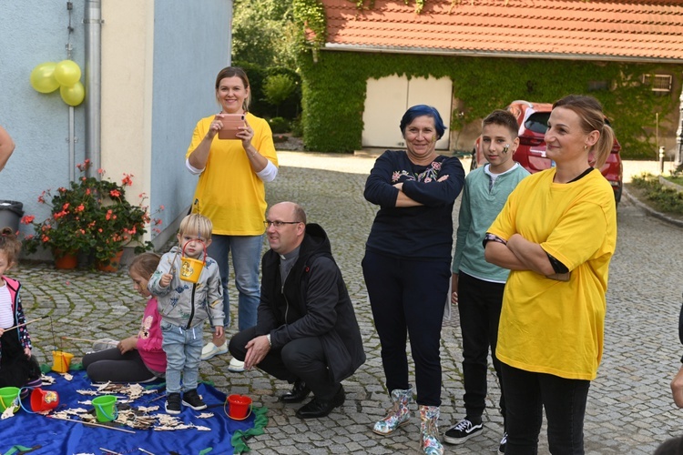 Sadzenie żonkili w dzierżoniowskim ZOL-u