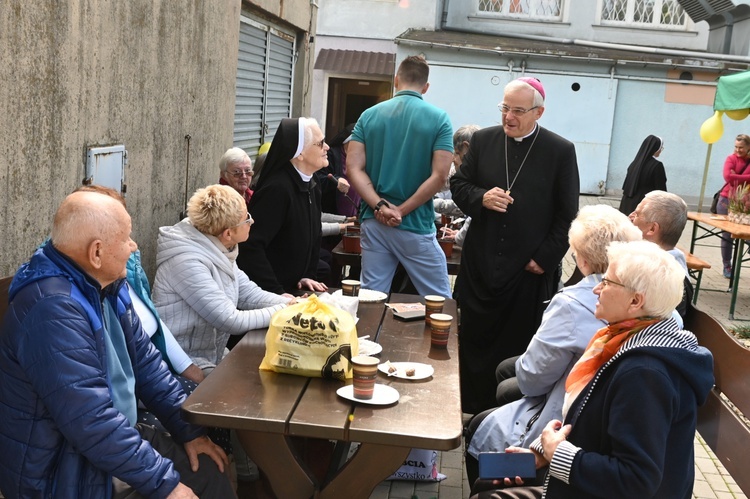 Sadzenie żonkili w dzierżoniowskim ZOL-u