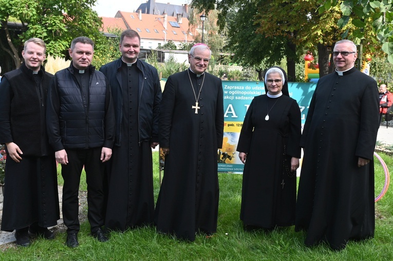 Sadzenie żonkili w dzierżoniowskim ZOL-u