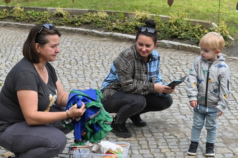 Sadzenie żonkili w dzierżoniowskim ZOL-u