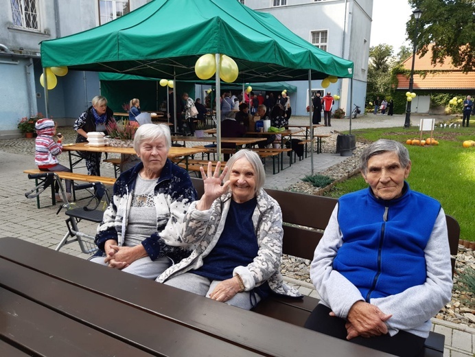 Sadzenie żonkili w dzierżoniowskim ZOL-u