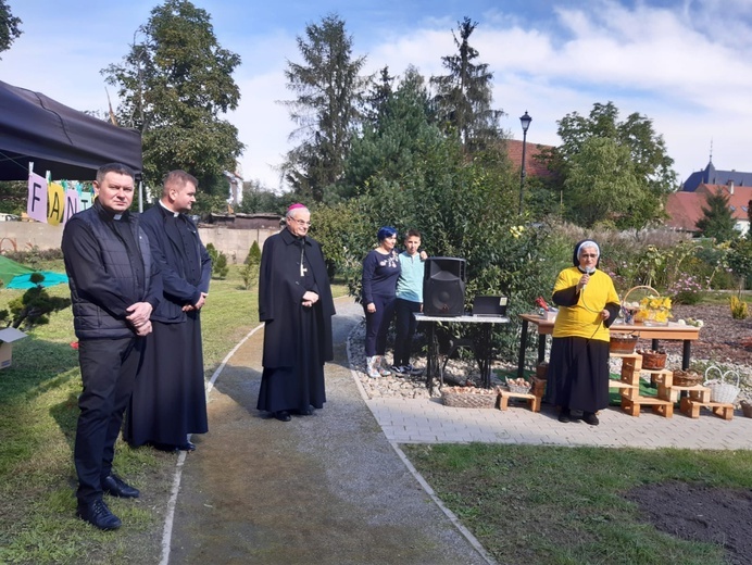 Sadzenie żonkili w dzierżoniowskim ZOL-u