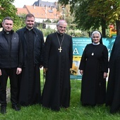 Pamiątkowe zdjęcie zaproszonych na spotkanie gości.