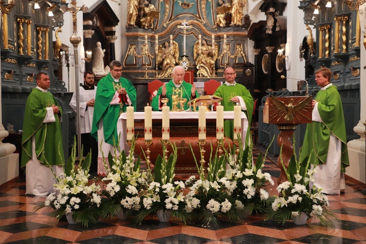 Mszę św. koncelebrowali kapłani związani z Wydziałem Duszpasterskim Nauki Katolickiej Kurii Diecezjalnej Łowickiej.