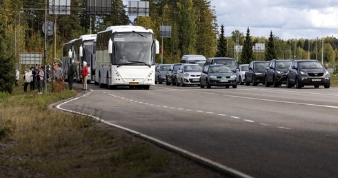 CNN: Rosjanie uciekają przed mobilizacją, na granicach 24 godziny czekania w kolejkach