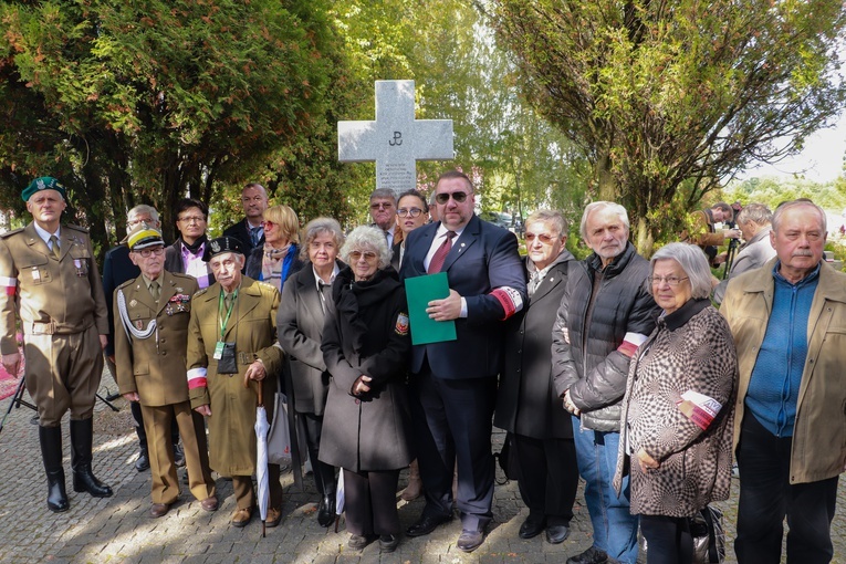 W uroczystości udział wzięli przedstawiciele środowisk Armii Krajowej i lokalnych samorządów.