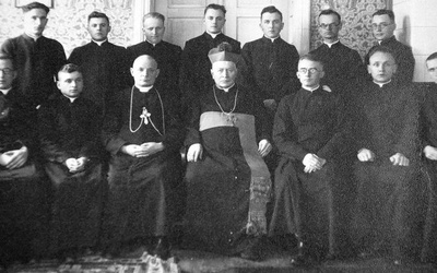 Bp Marian Leon Fulman z kapłanami diecezji lubelskiej.