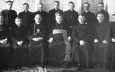 Bp Marian Leon Fulman z kapłanami diecezji lubelskiej.