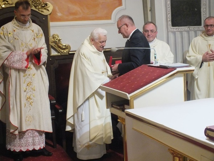 Ks. Knutelski otrzymał Medal Komisji Edukacji Narodowej.