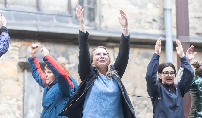 W trakcie spotkania był czas na modlitwę, ale też rozmowy i dzielenie się swoją radością, czego wyrazem były śpiewy i tańce na przykościelnym placu.