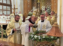 Bp Roman Pindel poświęcił w sanktuarium nową chrzcielnicę.