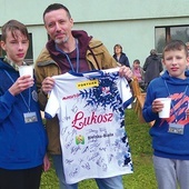 Zdobywcy wylicytowanej koszulki z podpisami zawodników piłkarskiej drużyny Podbeskidzia. 