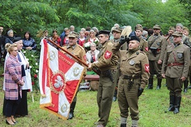 Hołd pod krzyżem na Scharfenbergu.