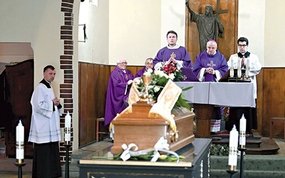 ▲	Biskup i zaprzyjaźnieni księża koncelebrowali Mszę św. pogrzebową.