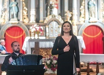 ▲	Magdalena Kulig i Maciej Zimka podczas koncertu w kościele pw. św. Barbary w Droszkowie. 