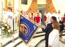 ▲	Uroczystości w kościele przewodniczył bp Stanisław Salaterski. Poświęcił on także nowy sztandar placówki.