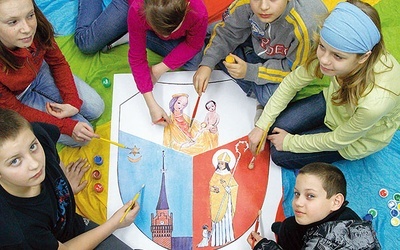 ▲	Dziesięć lat temu na naszą prośbę dzieci ze świetlicy „Lumen” w Tarnowie malowały herb diecezji tarnowskiej.