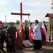 	Ksiądz Adam Brzeziński poświęcił miejsce upamiętniające Szczepana Stryjewskiego i walkę jego grupy bojowej.