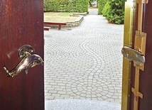 Uchwyty w kościele św. Alberta Wielkiego w Gliwicach.