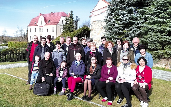 Członkowie wspólnoty w klasztorze benedyktynów w Biskupowie, gdzie wyjeżdżają w Wielkim Poście. 