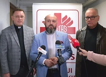 	Od lewej: ks. Karol Piłat, ks. Damian Drabikowski i Andrzej Anasiak. 