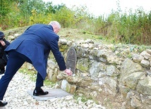 	Uczestnicy uroczystości żydowskim zwyczajem kładli na miejscu kamienie.