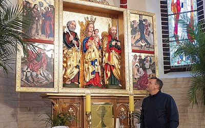 ▲	Kościelny Marek Kowalski od lat wraz z innymi troszczy się  o piękno kościoła.