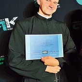 ▲	Z dyplomem za drugie miejsce w Projekcie Kostka, festiwalu hip-hopu chrześcijańskiego. 