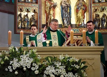 Biskup pomocniczy podczas Mszy św. w koszalińskiej katedrze.