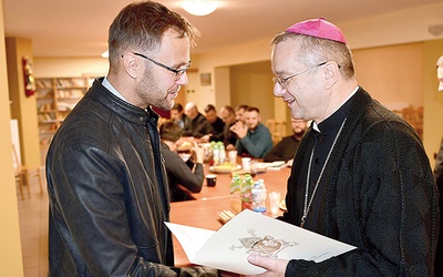 ▲	Spotkanie odbyło się w parafii pw. Ducha Świętego w Zielonej Górze, gdzie biskup wręczył dekrety nowym duszpasterzom dekanalnym.