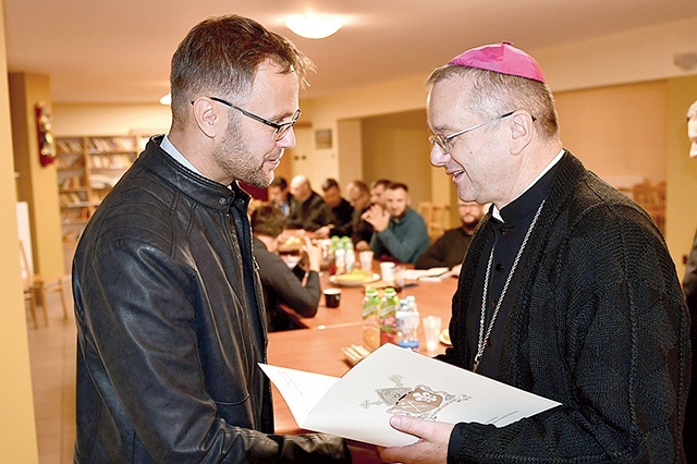 ▲	Spotkanie odbyło się w parafii pw. Ducha Świętego w Zielonej Górze, gdzie biskup wręczył dekrety nowym duszpasterzom dekanalnym.