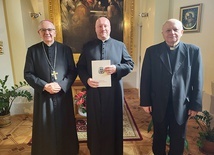 Nominowany duszpasterz z abp. Stanisławem Budzikiem i bp. Józefem Wróblem.