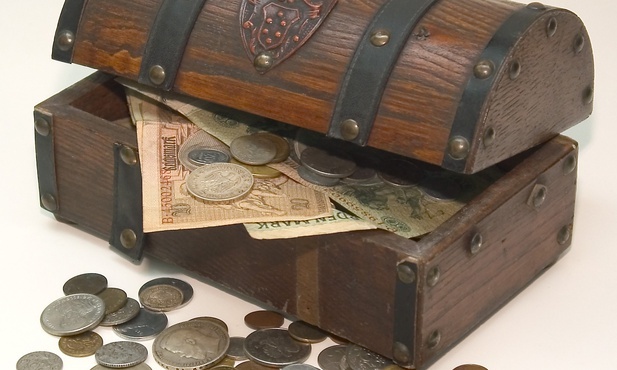 Garnek ze złotymi monetami pod podłogą