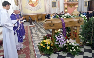 Ceremonii pogrzebowej w opoczyńskiej kolegiacie przewodniczył bp Marek Solarczyk.