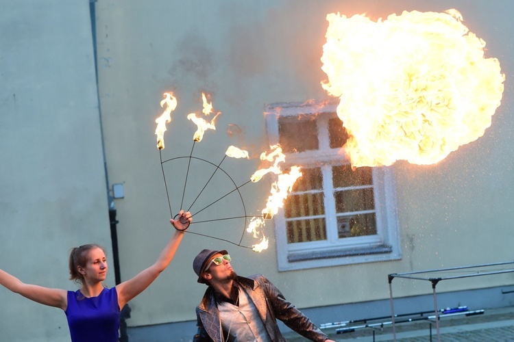 Olsztyn. Studniówka Szlachetnej Paczki