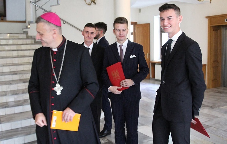 Siedmiu nowych kleryków diecezji bielsko-żywieckiej odebrało suscepty - 2022